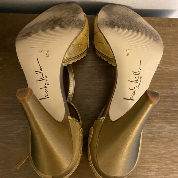 Nicole Miller gold t-strap sandal. - Picture 7 of 7
